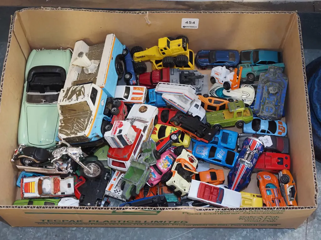 box; toy vehicles Image 1++