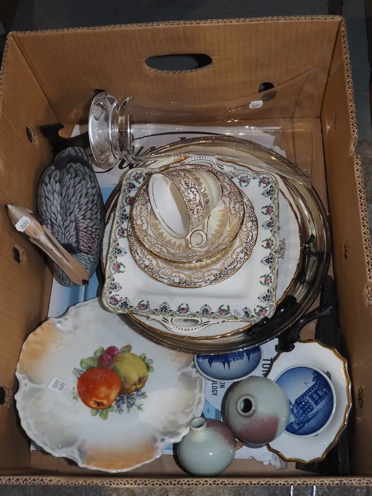 box; glass vases, trio, bird figurine etc Image 1++