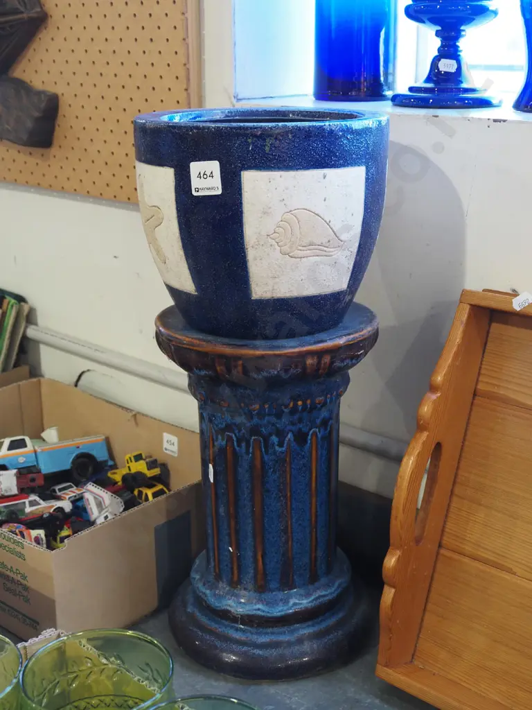 jardiniere on blue ceramic plinth H500 Image 1++