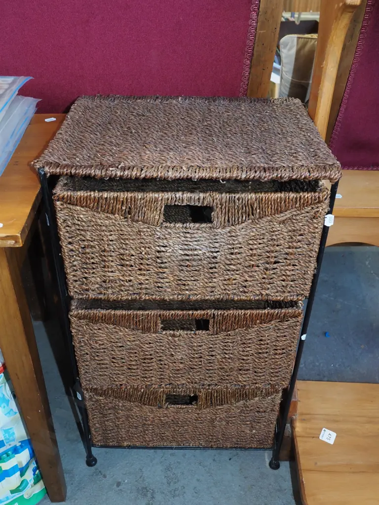 metal and seagrass stand and 3 seagrass baskets H640 Image 1++