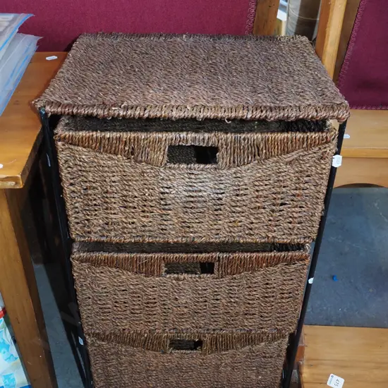 metal and seagrass stand and 3 seagrass baskets H640