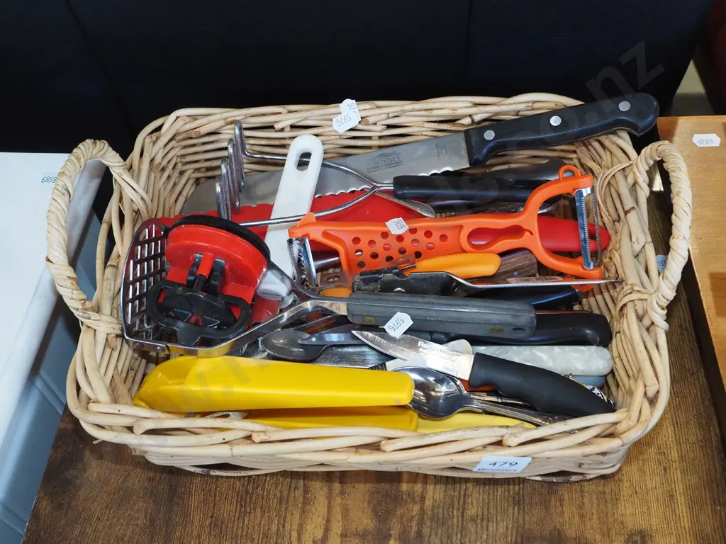 cane basket; kitchen utensils Image 1++