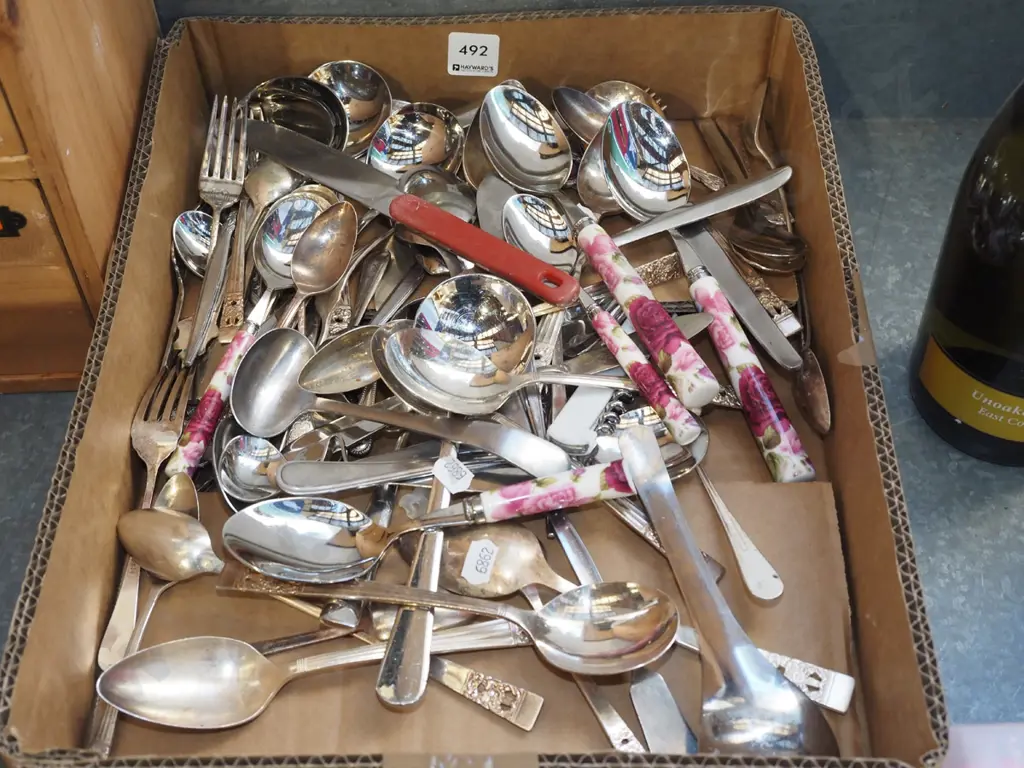 box of cutlery Image 1++