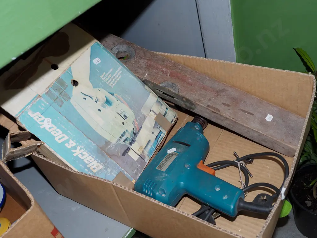box; vintage builder's level, jigsaw etc Image 1++