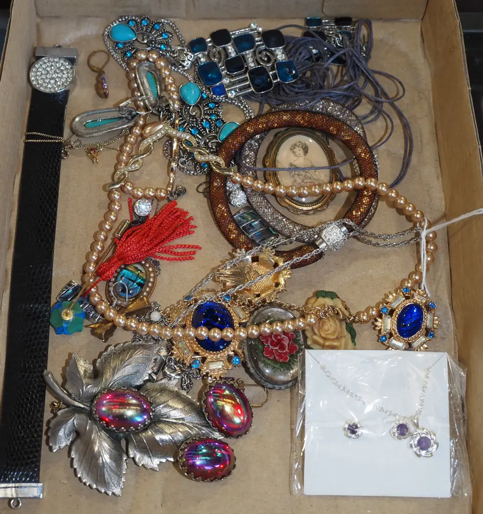 tray of costume jewellery Image 1++