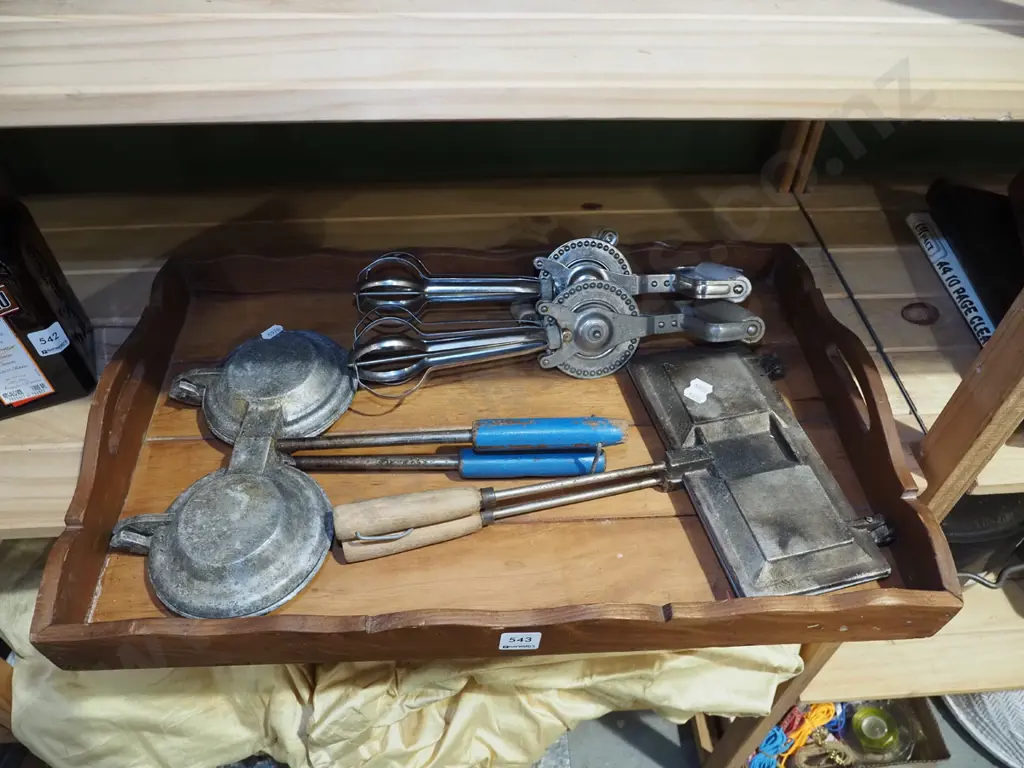 wooden tray, egg beaters, 2x toastie pie makers Image 1++