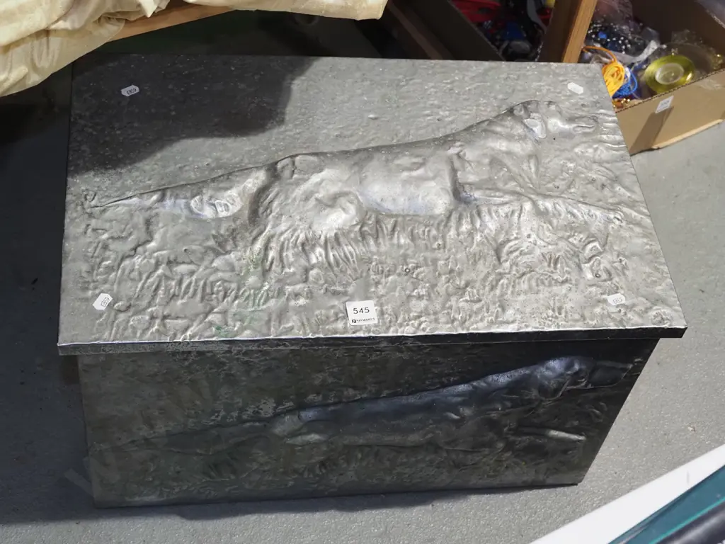 beaten metal hunting dog themed wood box Image 1++