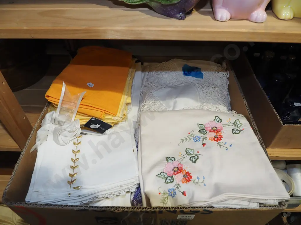 box; tablecloths, hand worked linen etc Image 1++
