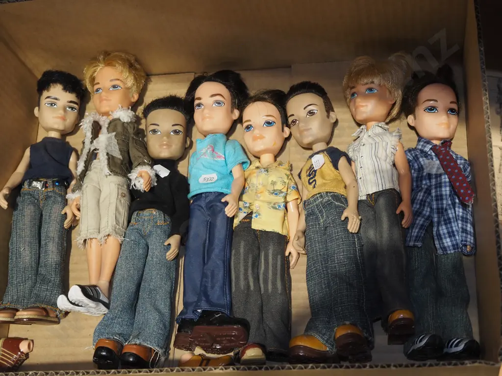 box; toy male dolls Image 1++