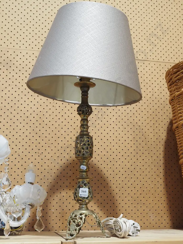 brass based standard lamp - fitting needs attention H710 Image 1++