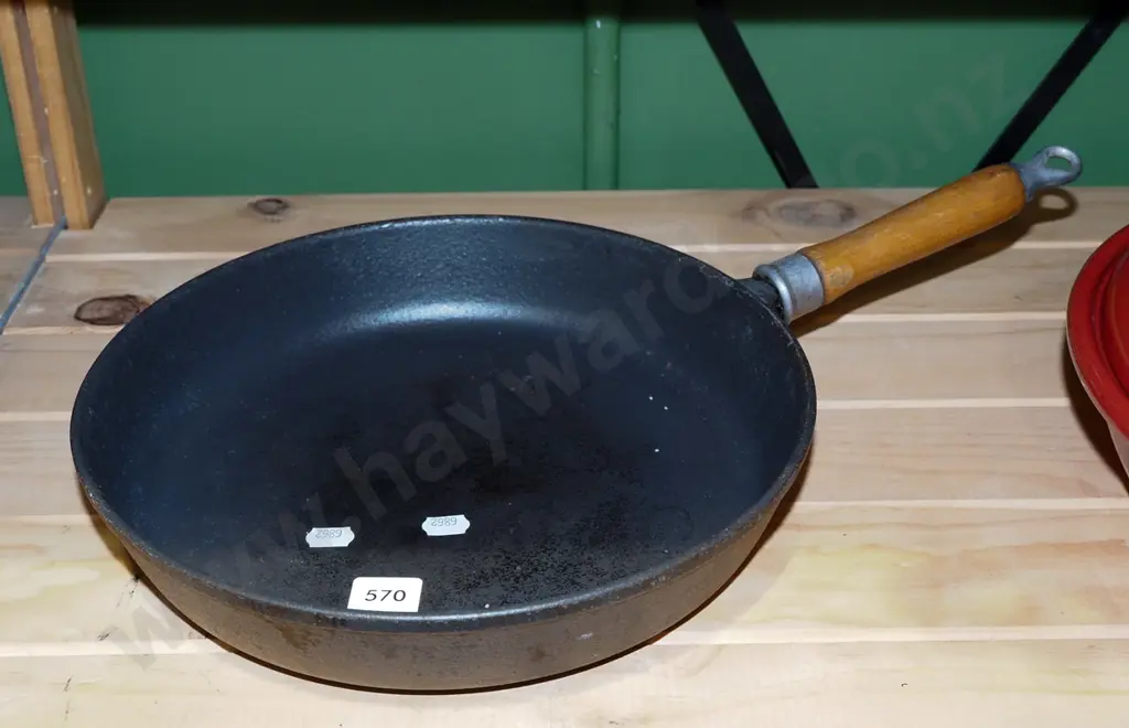 cast iron wooden handled frying pan Diam275 Image 1++