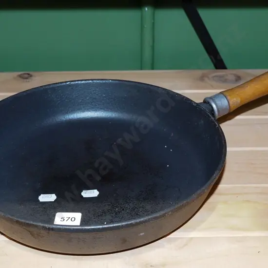 cast iron wooden handled frying pan Diam275