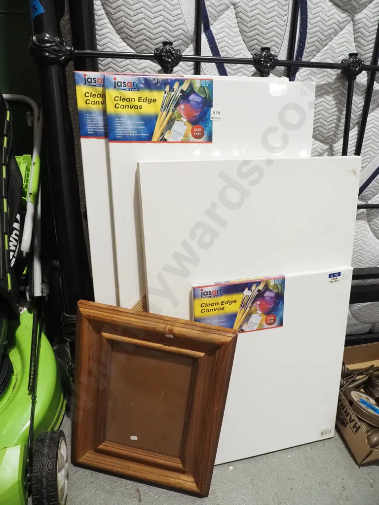 4x artists canvases, pine picture frame Image 1++