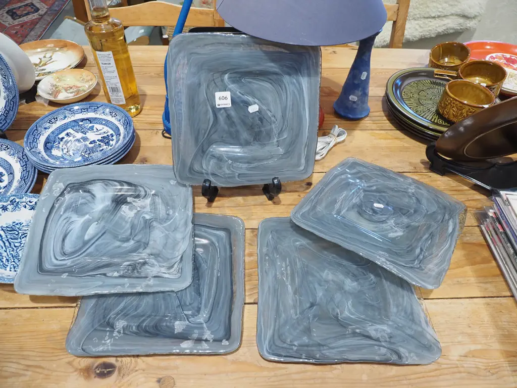 5x square  swirled glass plates Image 1++