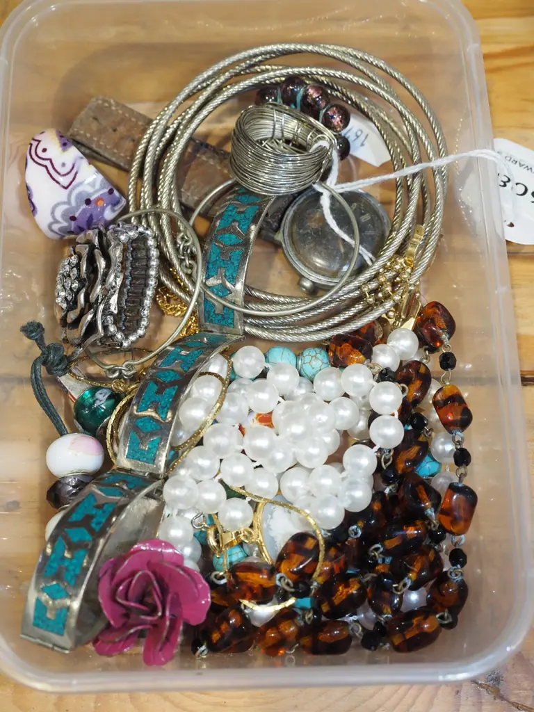 tray of costume jewellery Image 1++