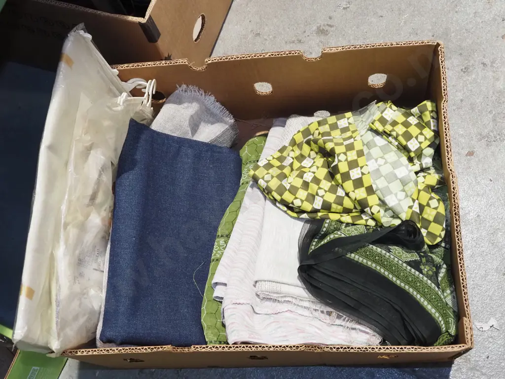 box; fabric pieces, tapestry sets Image 1++