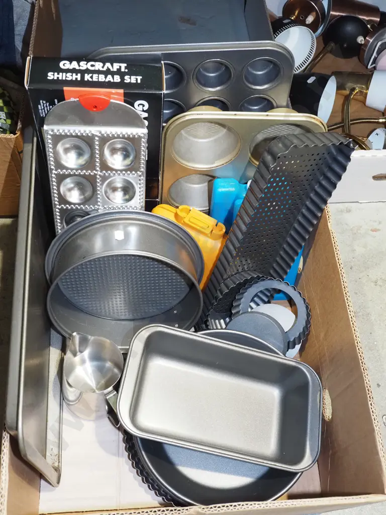 box; cake tins, baking trays, ice packs etc Image 1++