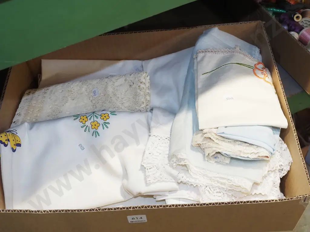 box; hand worked linen, doillies, napkins etc Image 1++