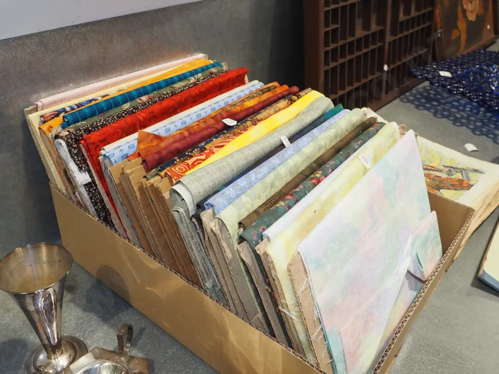 box; various fabric pieces Image 1++