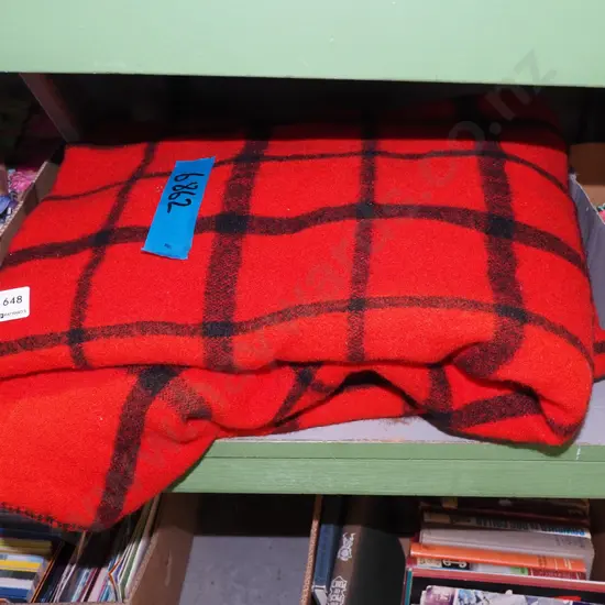2x woollen red and checked blankets