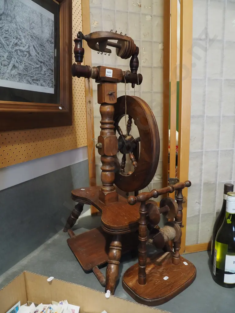 spinning wheel and accessories Image 1++