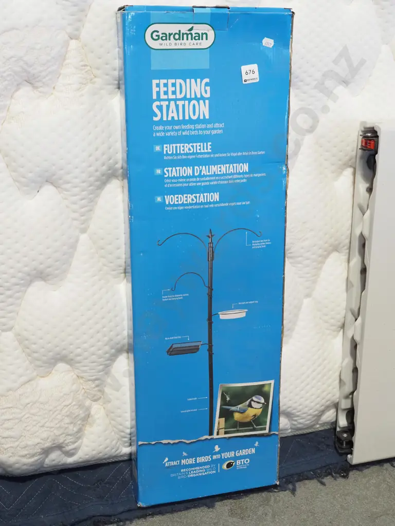 bird feeding station Image 1++