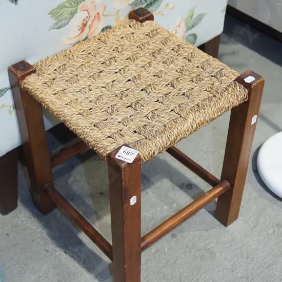 small seagrass stool H360