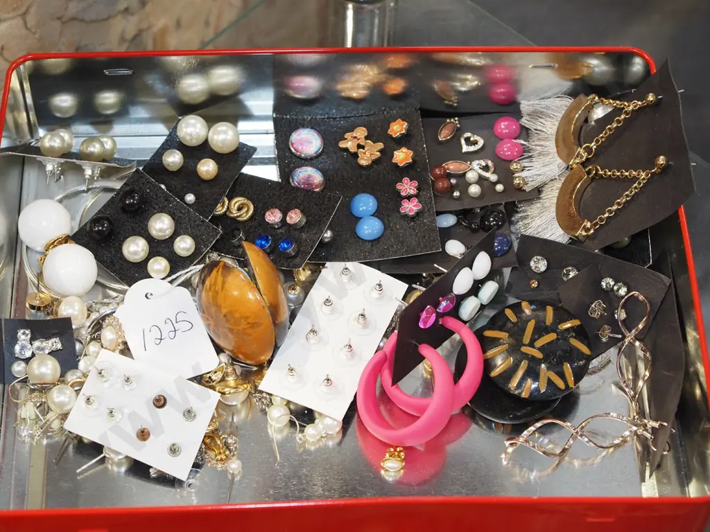 tin of costume jewellery Image 1++