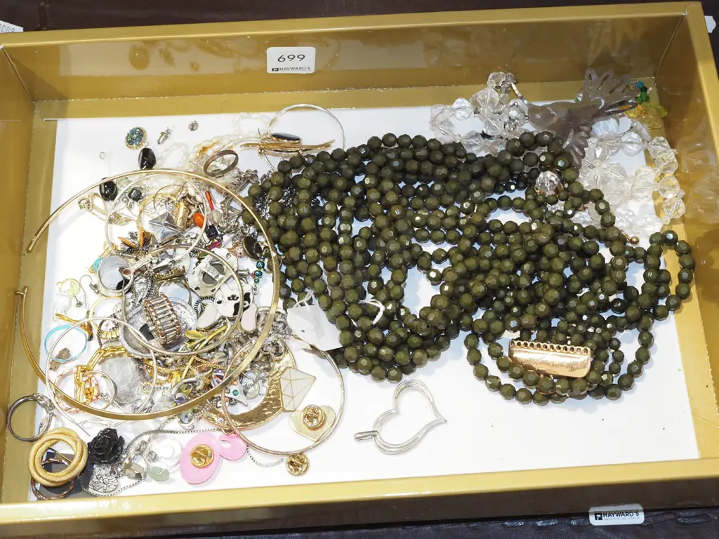 tray of costume jewellery Image 1++