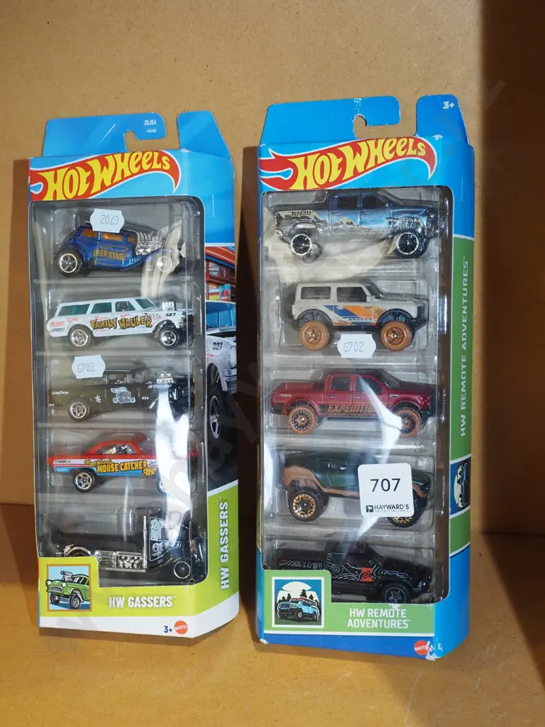 2 as-new packs of 5 Hot Wheels vehicles Image 1++