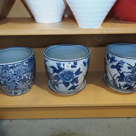 3x blue and white planters - 1 has no drip tray