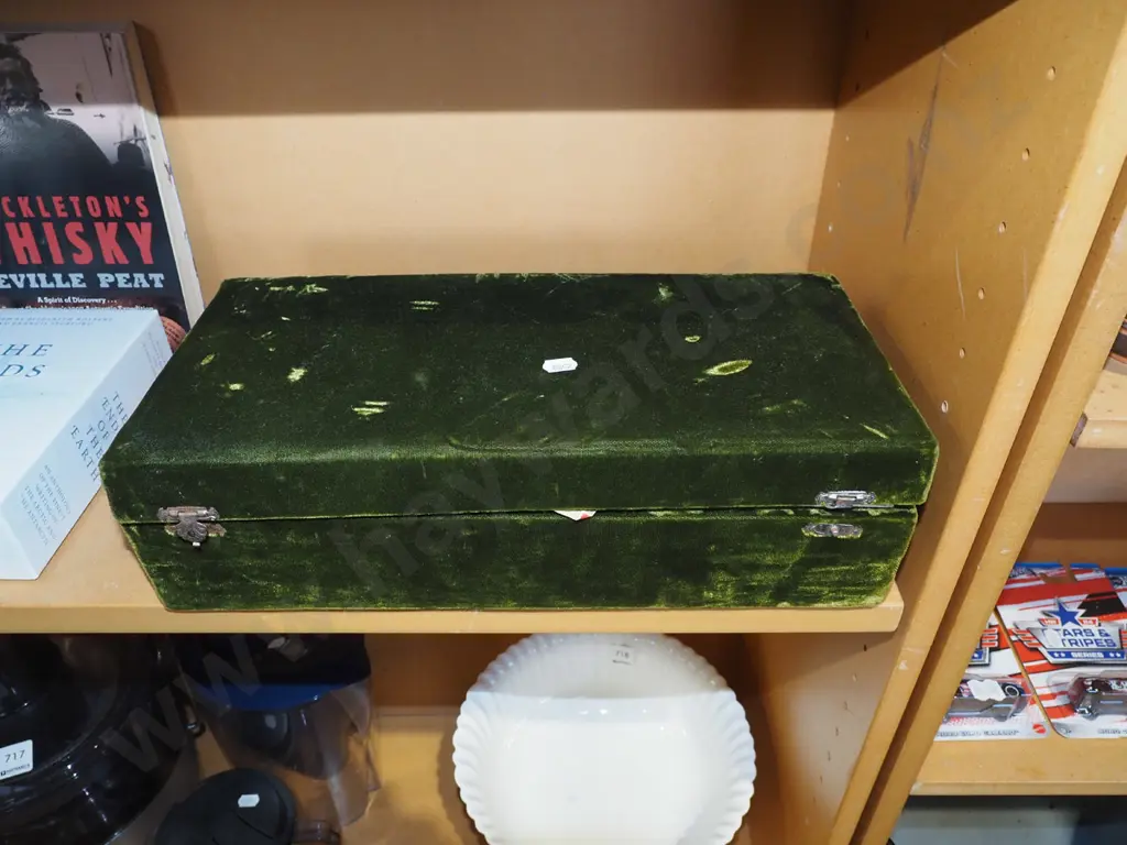 green velevet sewing box, buttons, domes Image 1++