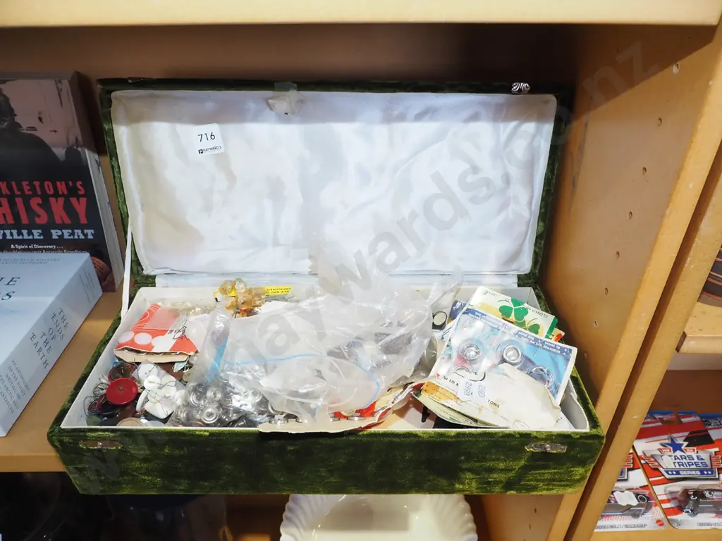 green velevet sewing box, buttons, domes Image 1++
