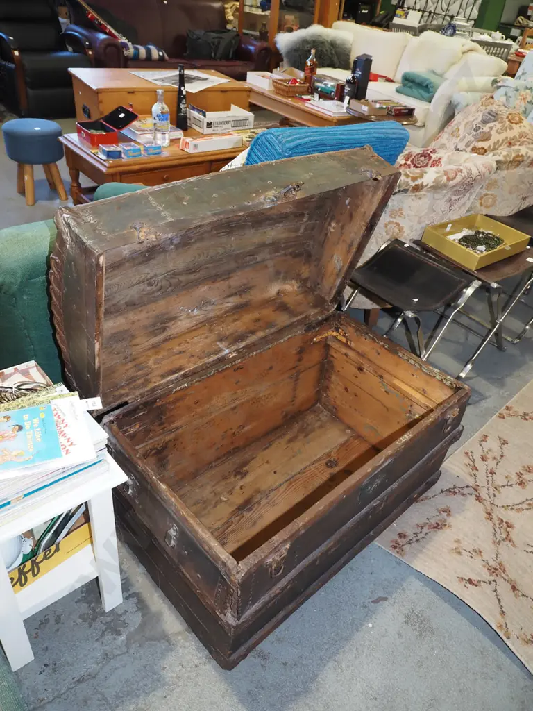 vintage barrel top traveller's trunk H620 W820 D500 Image 1++