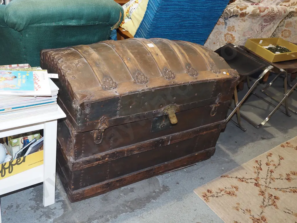 vintage barrel top traveller's trunk H620 W820 D500 Image 1++