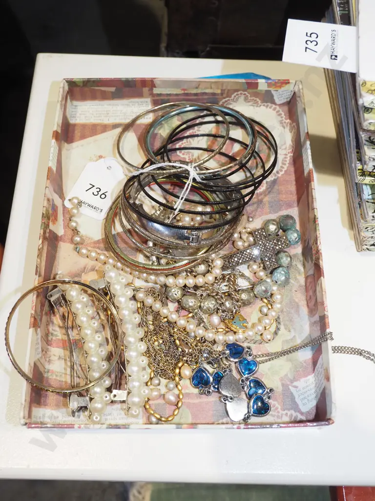 tray of costume jewellery Image 1++