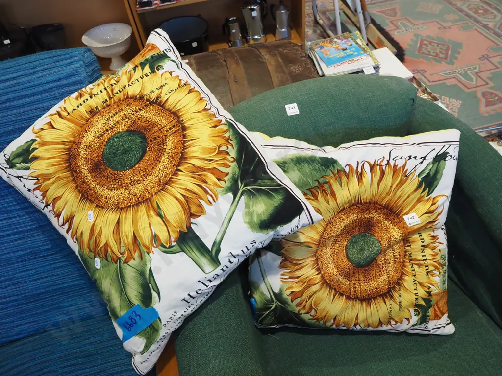 2x sunflower decorated cushions Image 1++