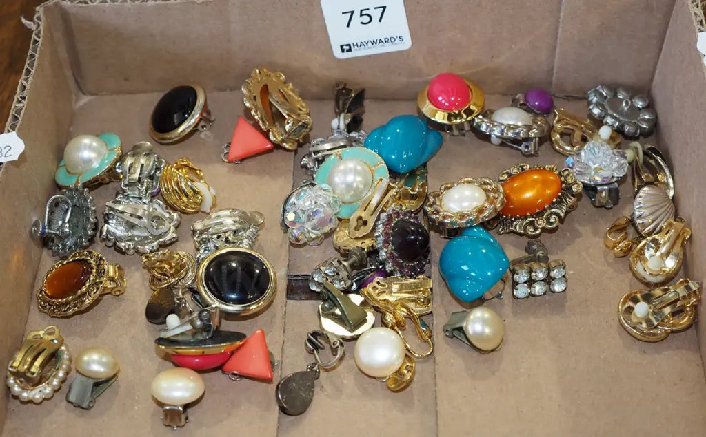 box of clip on earrings Image 1++
