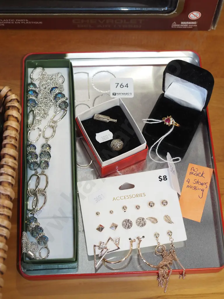 tray of costume jewellery Image 1++