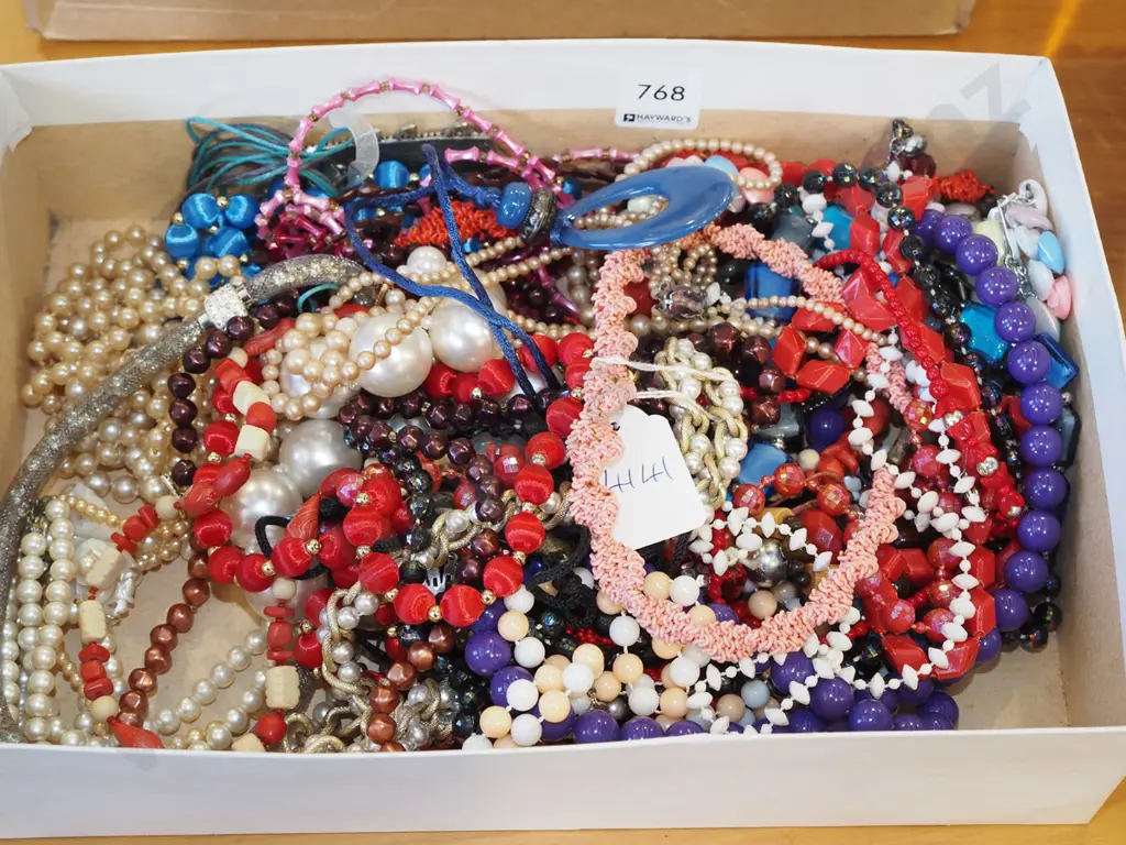 box of costume jewellery Image 1++