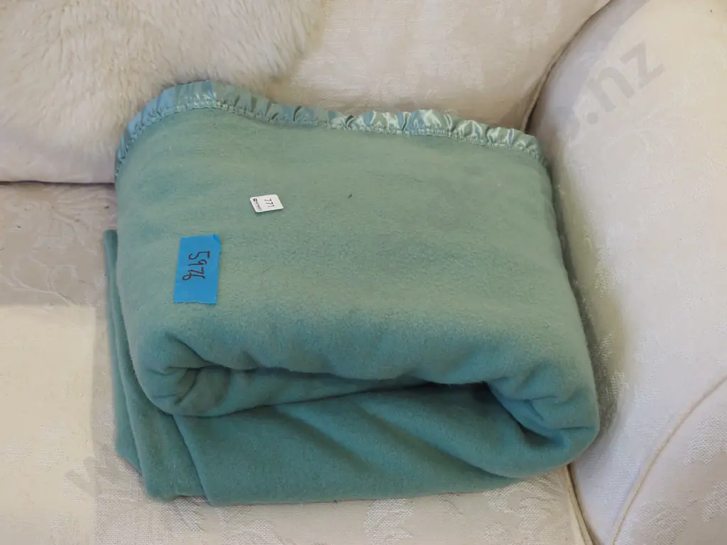 large green woollen blanket Image 1++