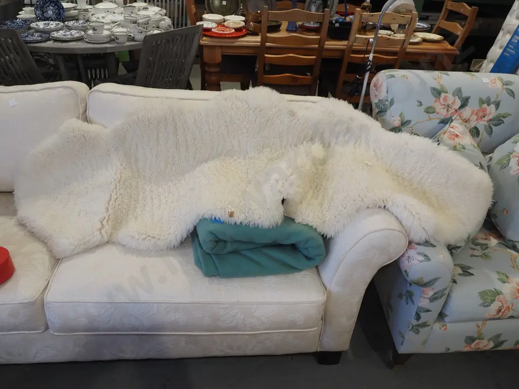 2x joined sheepskins L1750 W630 Image 1++