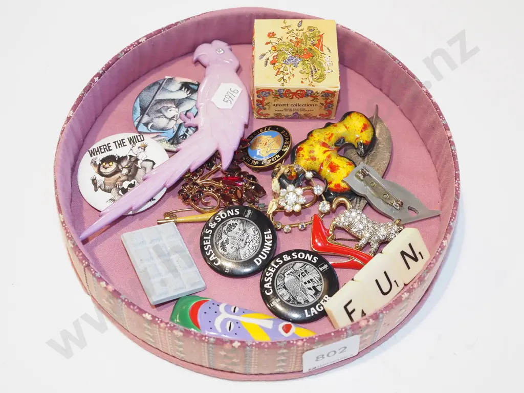 tray; badges, costume jewellery, brooches Image 1++