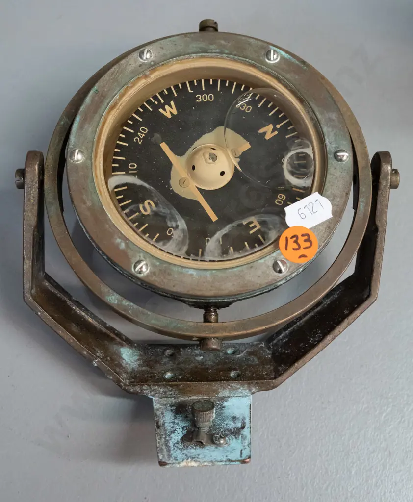 vintage brass gimbal mount ship's compass with mounting bracket - missing cap in base H-75 W-150 Image 1++