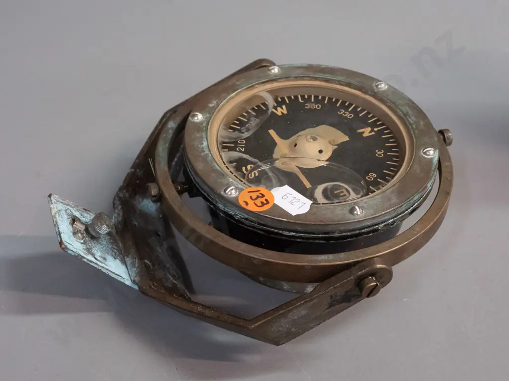 vintage brass gimbal mount ship's compass with mounting bracket - missing cap in base H-75 W-150 Image 1++