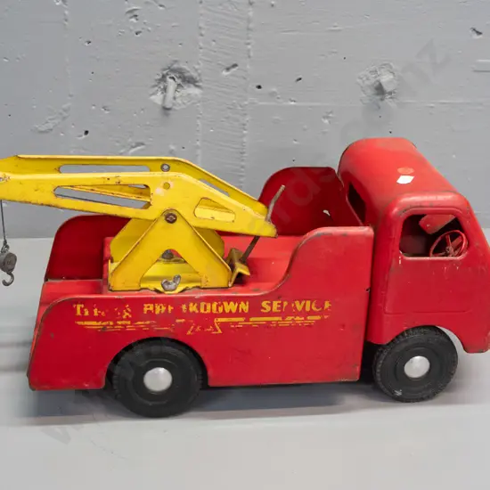 vintage Triang tin toy breakdown truck with moving towing arm and pulley - marked Triang Breakdown Service - overall age