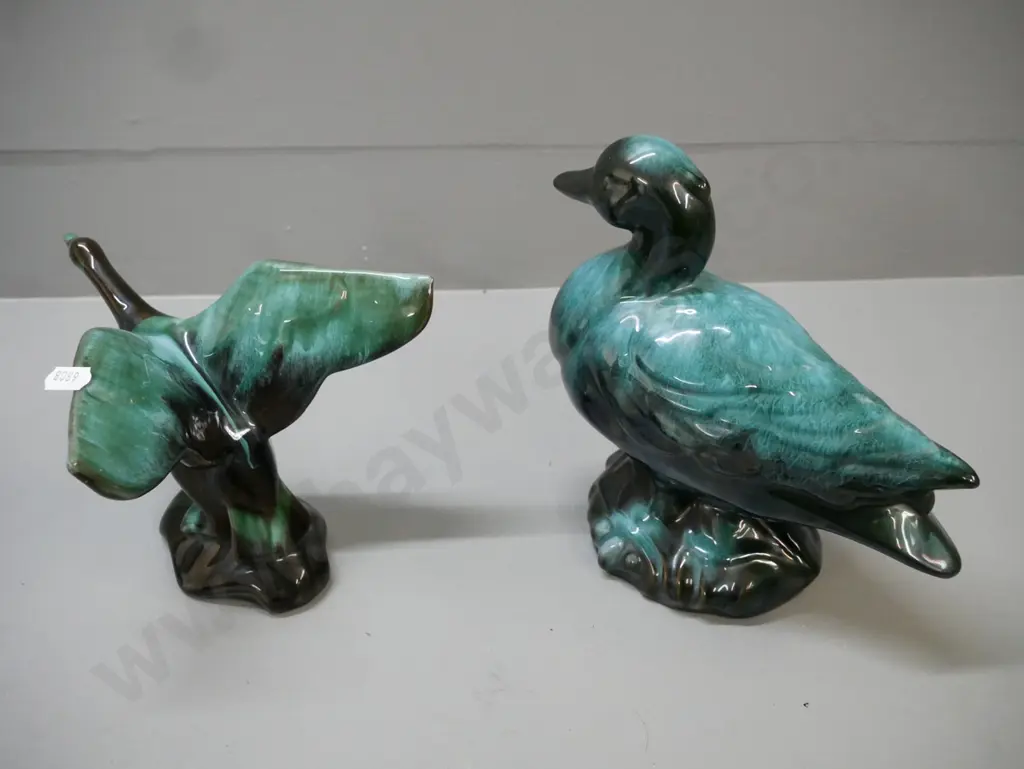 2x Blue Mountain pottery duck figurines, 1x flying 1x standing. Taller H-210 L-210 Image 1++