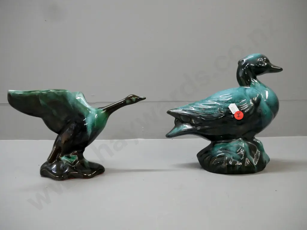 2x Blue Mountain pottery duck figurines, 1x flying 1x standing. Taller H-210 L-210 Image 1++