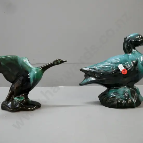 2x Blue Mountain pottery duck figurines, 1x flying 1x standing. Taller H-210 L-210