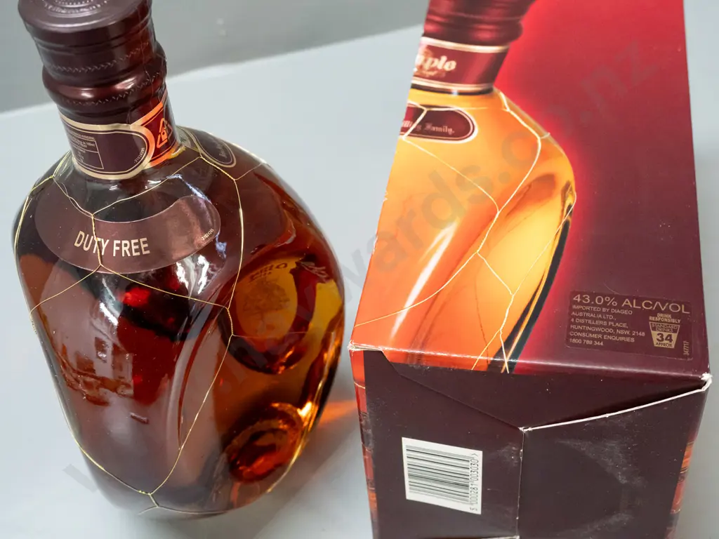 boxed 1l bottle Dimple scotch whisky - Aged 15 Years - labelled "Duty Free" Image 1++